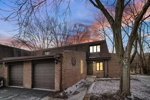 2 Parliament Dr #W, Palos Heights, IL 60463