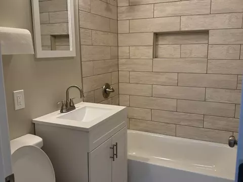 Bath - Undisclosed, Markham, IL 60428 photo 1 of 2