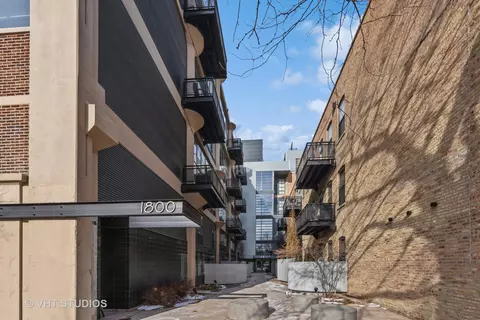 1800 W Grace St #311, Chicago, IL 60613