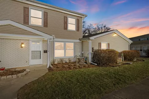 1311 Kingsbury Dr #B, Hanover Park, IL 60133