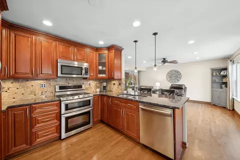 Kitchen - 1355 Branden Ln, Bartlett, IL 60103 photo 2 of 4