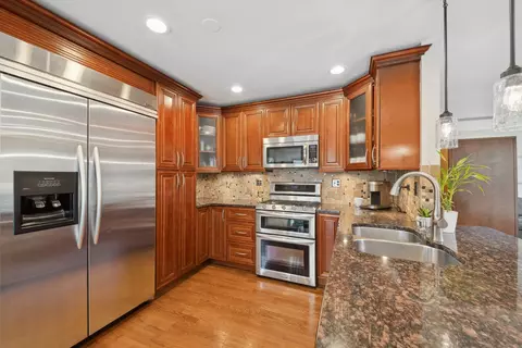 Kitchen - 1355 Branden Ln, Bartlett, IL 60103 photo 3 of 4
