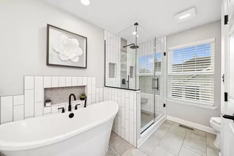 Bath - 1355 Branden Ln, Bartlett, IL 60103 photo 3 of 4