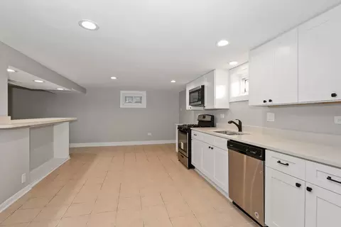 Kitchen - 8433 Central Ave, Burbank, IL 60459 photo 7 of 9