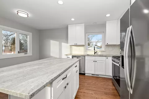 Kitchen - 8433 Central Ave, Burbank, IL 60459 photo 4 of 9