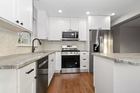 Kitchen - 8433 Central Ave, Burbank, IL 60459 photo 5 of 9