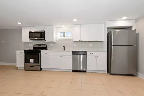 Kitchen - 8433 Central Ave, Burbank, IL 60459 photo 6 of 9