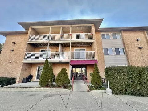 920 Beau Dr #207, Des Plaines, IL 60016