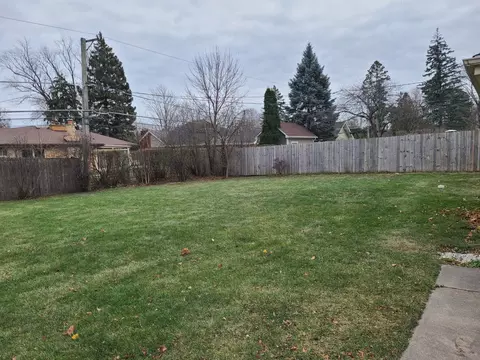 Exterior - 451 Cambridge Rd, Des Plaines, IL 60016 photo 1 of 1