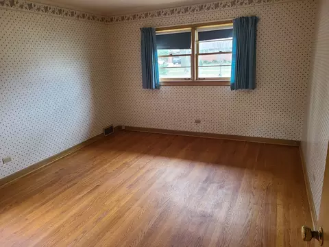 Bedroom - 451 Cambridge Rd, Des Plaines, IL 60016 photo 1 of 1