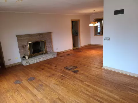 Living - 451 Cambridge Rd, Des Plaines, IL 60016 photo 1 of 4