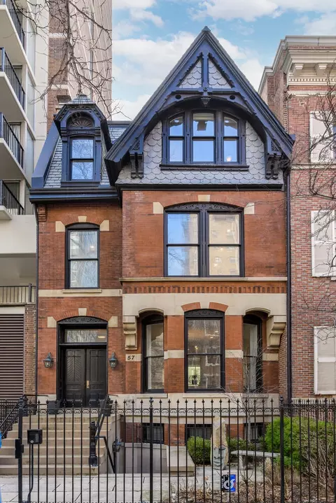 57 E Division St, Chicago, IL 60610