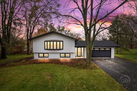 15360 W Clover Ln, Libertyville, IL 60048