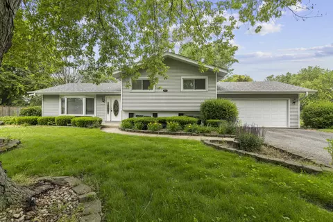 28 W166 Hillview Dr, Naperville, IL 60564
