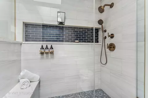 Bath - 1908 W Dickens Ave, Chicago, IL 60614 photo 4 of 6