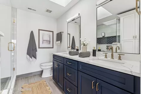 Bath - 1908 W Dickens Ave, Chicago, IL 60614 photo 2 of 6