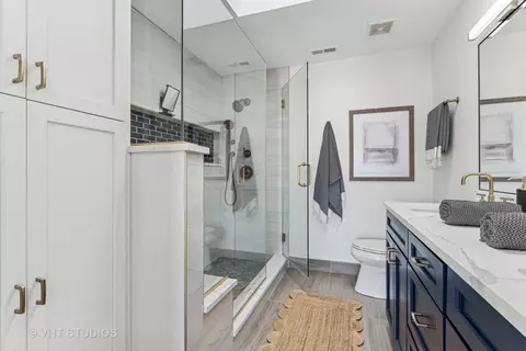 Bath - 1908 W Dickens Ave, Chicago, IL 60614 photo 3 of 6