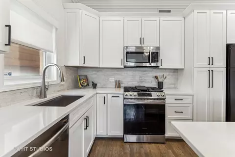 Kitchen - 1908 W Dickens Ave, Chicago, IL 60614 photo 3 of 4