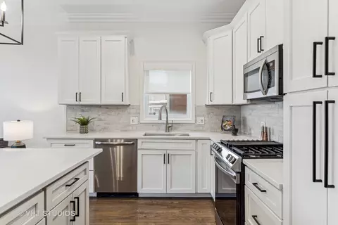 Kitchen - 1908 W Dickens Ave, Chicago, IL 60614 photo 2 of 4