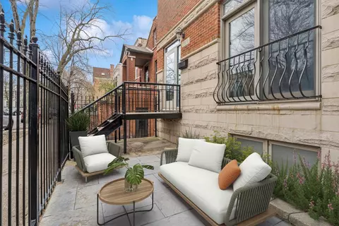 Exterior - 1908 W Dickens Ave, Chicago, IL 60614 photo 4 of 13