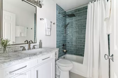 Bath - 1908 W Dickens Ave, Chicago, IL 60614 photo 5 of 6