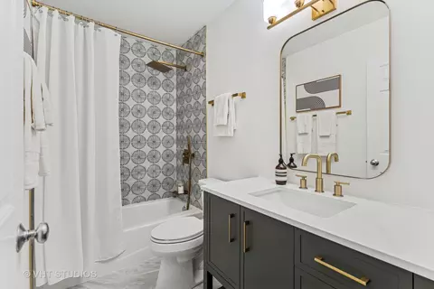 Bath - 1908 W Dickens Ave, Chicago, IL 60614 photo 6 of 6