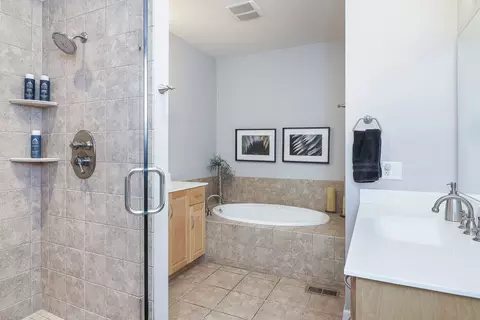 Bath - 1040 Mackenzie Pl, Wheaton, IL 60187 photo 1 of 3