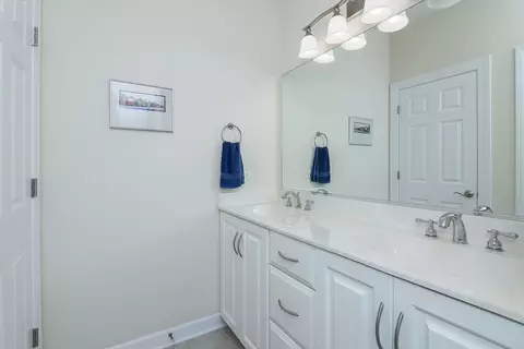 Bath - 1040 Mackenzie Pl, Wheaton, IL 60187 photo 3 of 3