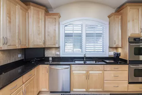 Kitchen - 1040 Mackenzie Pl, Wheaton, IL 60187 photo 2 of 5