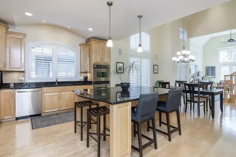 Kitchen - 1040 Mackenzie Pl, Wheaton, IL 60187 photo 5 of 5