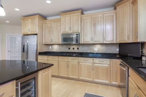 Kitchen - 1040 Mackenzie Pl, Wheaton, IL 60187 photo 3 of 5
