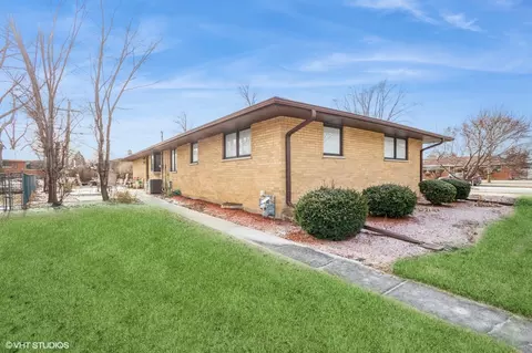 Exterior - 731 Marshall Dr, Des Plaines, IL 60016 photo 2 of 2
