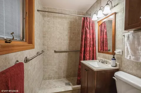 Bath - 731 Marshall Dr, Des Plaines, IL 60016 photo 1 of 2