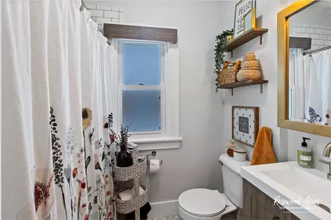 Bath - 950 S Elm Ave, Kankakee, IL 60901 photo 1 of 2