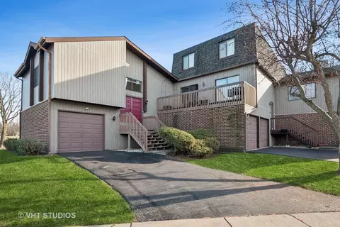 73 Lake Point Dr, Roselle, IL 60172