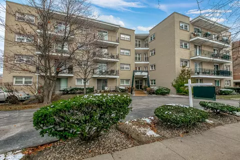 5200 Galitz St #401, Skokie, IL 60077