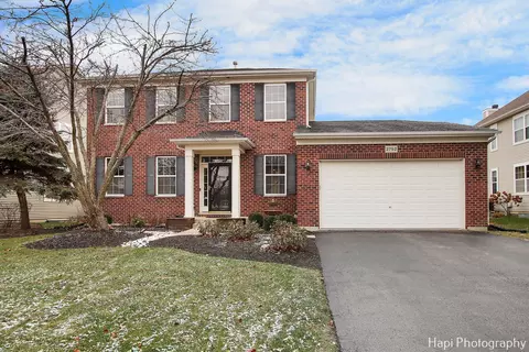2752 Moraine Valley Rd, Wauconda, IL 60084