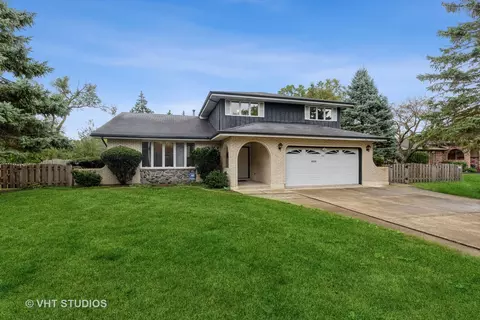 1212 W Vine St, Arlington Heights, IL 60005