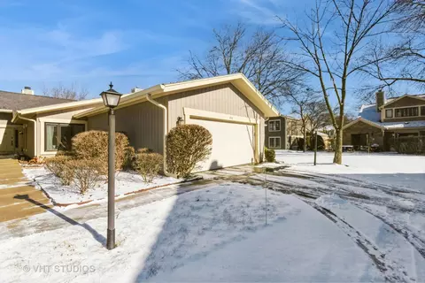 810 Maywood Ct #2B, Libertyville, IL 60048