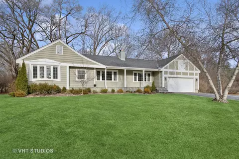 574 Golfview Dr, North Barrington, IL 60010