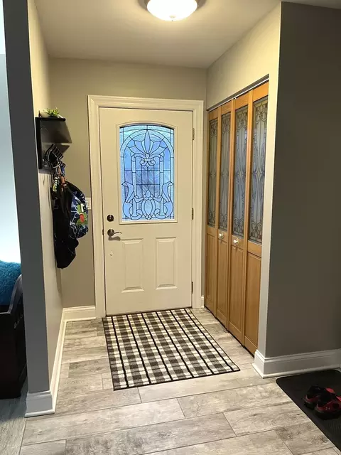 Entry Way - 717 Berwick Pl, Roselle, IL 60172 photo 2 of 3