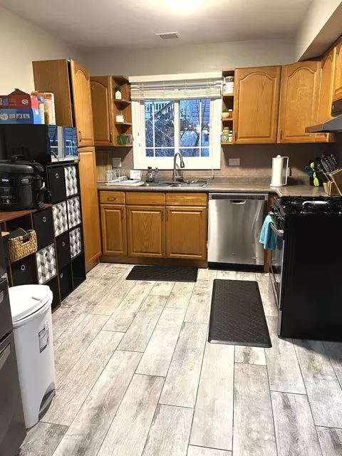 Kitchen - 717 Berwick Pl, Roselle, IL 60172 photo 2 of 2