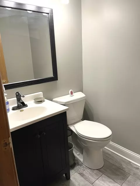 Bath - 717 Berwick Pl, Roselle, IL 60172 photo 2 of 4