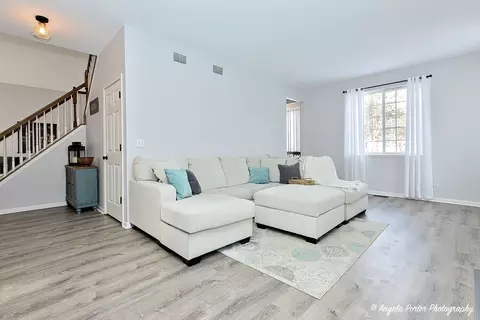 Living - 497 Freedom Ct, Gurnee, IL 60031 photo 4 of 5