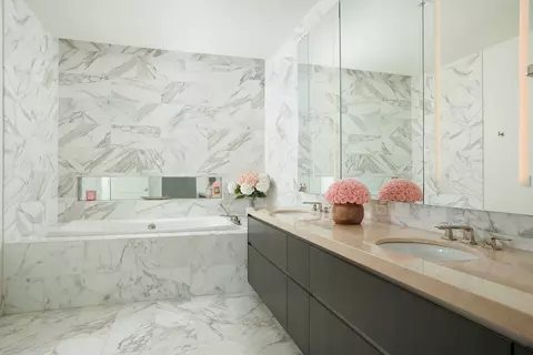 Bath - 363 E Wacker Dr #3009, Chicago, IL 60601 photo 2 of 5
