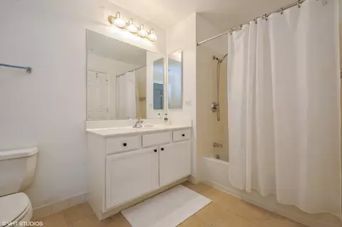 Bath - 2660 Summit Dr #307, Glenview, IL 60025 photo 3 of 3