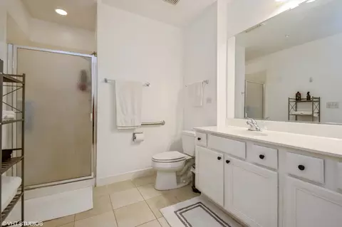 Bath - 2660 Summit Dr #307, Glenview, IL 60025 photo 2 of 3