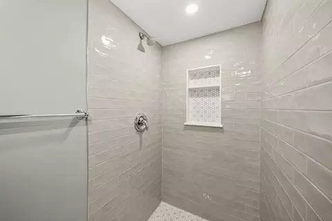 Bath - 164 E 122nd St, Chicago, IL 60628 photo 3 of 4