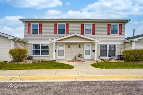 1308 Kingsbury Dr #C, Hanover Park, IL 60133
