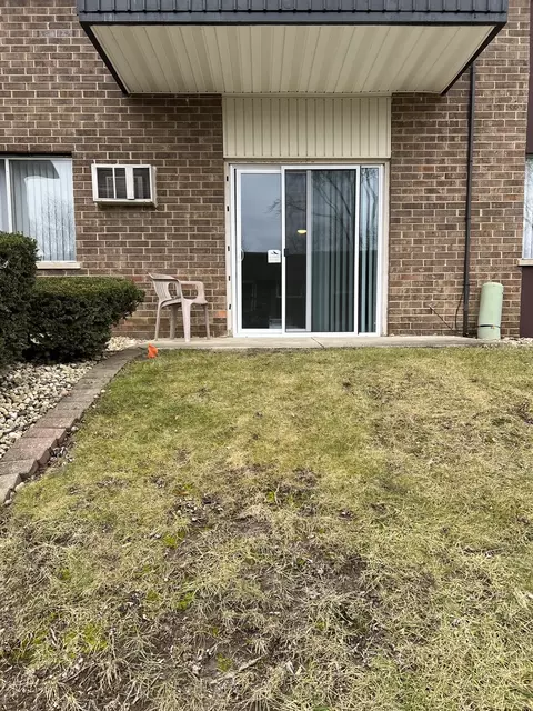 3415 83rd St #E4, Woodridge, IL 60517